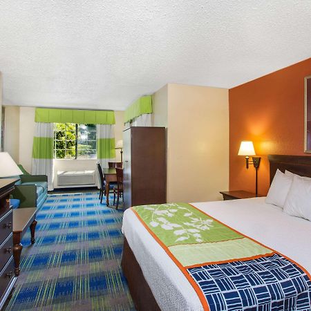 Days Inn By Wyndham Fremont Exteriér fotografie