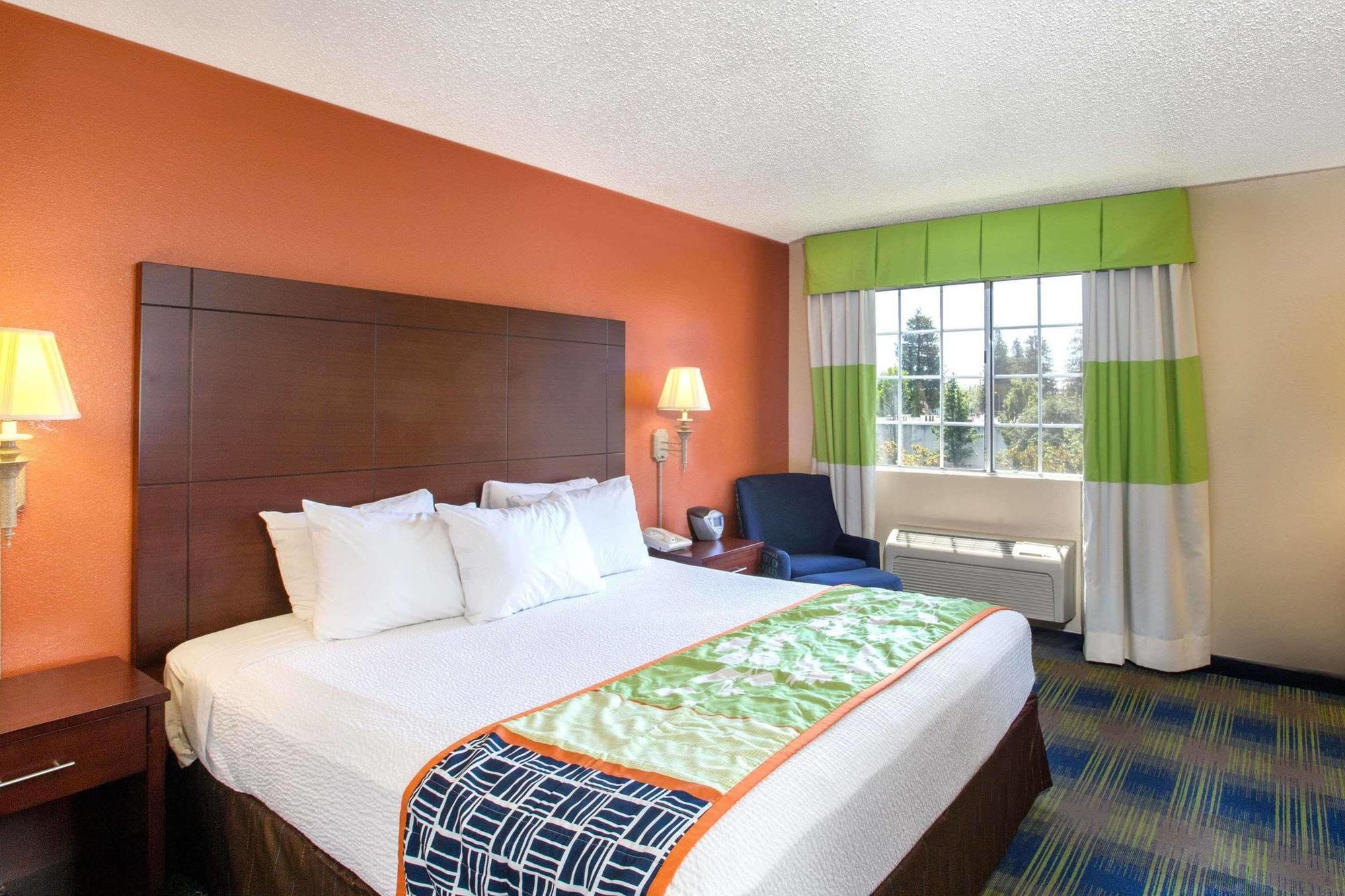 Days Inn By Wyndham Fremont Exteriér fotografie